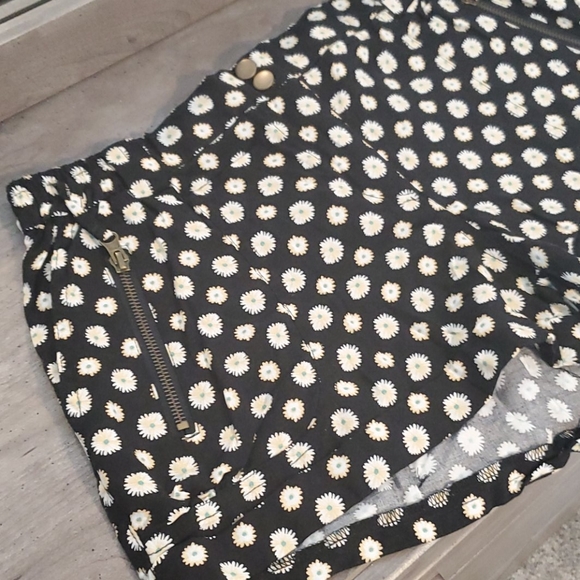 American Rag Sunflower Elastic Shorts - Picture 3 of 7